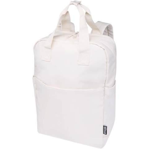 Der recycelte Trip Aware™ Laptop-Rucksack ist ein kompakter, leichter Begleiter für strukturierte Reisen und den Alltag. Hergestellt aus strapazierfähigem 290D-Twill-Polyester mit weicher gestrickter Rückseite und RPET 210D/PU Kunststoff-Futter, vereint er Funktionalität mit einem klaren, praktischen Design. Zwei Seitentaschen für Flaschen, Tragegriffe und gepolsterte Schulterriemen sorgen für Komfort. Die Fronttasche mit Reißverschluss bietet Platz für einen Reisepass, Stifte und ein Schlüsselband. Im Hauptfach ist Platz für ein Notebook oder Tablet. Ein separates 14" Laptopfach und ein Trolleyband machen ihn ideal für unterwegs. Jeder Artikel wird außerdem mit einem Aware™ Tracer geliefert. Diese innovative Funktion ermöglicht es den Nutzern, die Herkunft und den Weg ihres Artikels mithilfe eines QR-Codes nachzuvollziehen, wodurch die Transparenz der Lieferkette erhöht und eine stärkere Verbindung zwischen dem Produkt und seinem Herstellungsprozess fördert. Fassungsvermögen: 9 Liter.