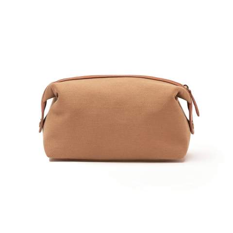 Trousse de toilette de la série Sloane. Sloane est fabriqué à partir de polyester recyclé, tissé pour imiter une toile sergée durable. Le tissu extérieur est composé à 100% de polyester recyclé provenant de bouteilles en PET. Détails exclusifs réalisés en faux cuir, en PUD acqueux. Il s'agit d'un faux cuir plus doux qui utilise principalement de l'eau pour remplacer les solvants puissants dans le processus de fabrication. Ce processus est meilleur pour la nature et, surtout, pour les travailleurs de l'usine. Une trousse de toilette élégante complète l'image de la personne bien habillée en voyage et devient, nous l'espérons, un bon compagnon pour de nombreuses années. Fabriqué avec des matériaux recyclés certifiés RCS (Recycled Claim Standard). La certification RCS garantit une chaîne d'approvisionnement entièrement certifiée pour les matériaux recyclés. Contenu recyclé sur la base du poids total de l'article.