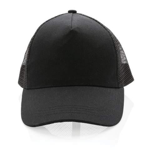 De trucker cap die in de jaren 80 erg populair was, is weer terug en ziet er beter uit dan ooit. Hij ziet er niet alleen beter uit, maar vertelt ook een echt duurzaam verhaal! Deze trucker cap met 5 panelen en gebogen klep is gemaakt van geborsteld gerecycled katoen van 190 gram voorzien van AWARE™ -tracertechnologie. Met AWARE™ zijn het gebruik van echte gerecyclede stoffen en claims over watervermindering gegarandeerd. Bespaar water en gebruik echte gerecyclede stoffen. Kies je voor dit artikel dan bespaar je 83 liter water. Met de focus op water wordt 2% van de opbrengst van elk verkocht Impact-product gedoneerd aan Water.org. De truckercap heeft een achterkant van rpet mesh met klittenbandsluiting. Waterbesparing is gebaseerd op cijfers in vergelijking met conventionele vezels. Deze berekende indicatie is gebaseerd op betrouwbare LCA-gegevens zoals gepubliceerd door Textile Exchange in hun Material Snapshots 2016.