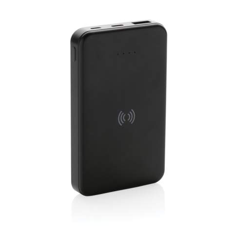 Diese 5.000 mAh 5W Wireless Powerbank im Taschenformat hat ein Gehäuse aus RCS-zertifiziert recyceltem ABS. RCS (Recycled Claim Standard) ist ein Standard zur Überprüfung des Recyclinganteils eines Produkts über die gesamte Lieferkette hinweg. Recycelter Gesamtanteil: 26%, bezogen auf das Gesamtgewicht des Produkts. Bei voller Aufladung liefert die Powerbank genug Energie, um Ihr Mobiltelefon bis zu zweimal wieder aufzuladen. Die Powerbank enthält einen langlebigen A-Grade High-Density 5.000mAh-Lithium-Polymer-Akku. Mit Ladestandsanzeige. Micro-USB-Input: 5V/2A; Type-C-Input: 5V/2,4A; USB-Output: 5V/2,4A, Type-C-Output: 5V/2A. Artikel und Zubehör PVC-frei. Inklusive RCS-zertifiziert recyceltem TPE-Ladekabel. Verpackt in FSC®-Mix-Verpackung.<br /><br />WirelessCharging: true<br />PowerbankCapacity: 5000<br />PVC free: true