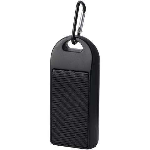 RCS-recycelter 3W Bluetooth® Lautsprecher, der Musik, Podcasts usw. von jedem Bluetooth® fähigen Gerät abspielt und damit ein idealer Begleiter für jede Gelegenheit ist. Dank des mitgelieferten Karabiners lässt sich der Lautsprecher leicht an einem Rucksack befestigen, und die Schutzklasse IPX4 schützt ihn vor gelegentlichem Regen. Genießen Sie dank des 300 mAh Li-Ionen Akkus bis zu 1,5 Stunden Musik bei maximaler Lautstärke. Die Ladezeit beträgt 1,5 Stunden. Bluetooth® 5.0 mit einer Reichweite von ca. 10 Metern. Im Lieferumfang enthalten sind ein Benutzerhandbuch, ein Karabiner, ein 50 cm langes USB-A-auf-Typ-C-Ladekabel, verpackt in einer zu 100 % recycelten Box.