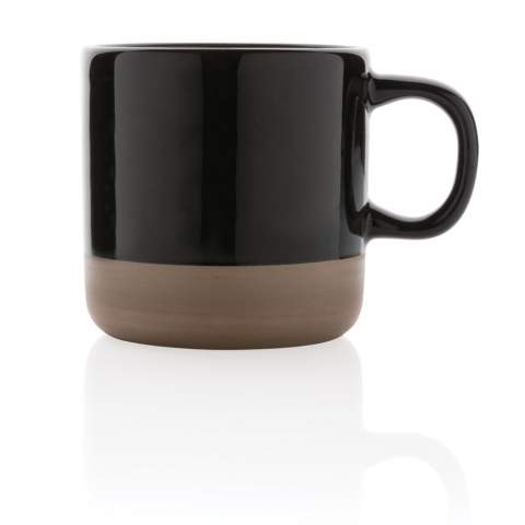 Enjoy your favourite beverages anytime anywhere with this ceramic mug. The mug has a glazed body and a natural baked base. Due to natural variations in the clay used for construction, each mug is unique. Capacity 360 ml. Comes in a kraft gift box.