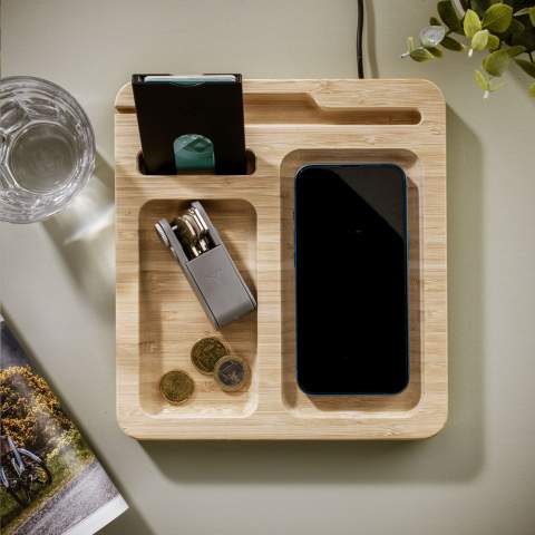Schreibtisch-Organizer und kabelloses 15-W-Telefonladegerät in einem, mit Kabel mit USB-C-Anschluss. Dieses Schreibtisch-Accessoire ist aus starkem Bambus gefertigt. Das integrierte magnetische kabellose Schnellladegerät ist mit allen Geräten kompatibel, die das kabellose Qi-Laden unterstützen. Geben Sie diesem Organizer einen festen Platz auf Ihrem Schreibtisch und sammeln Sie Ihre Münzen, Büroklammern, Schreibwaren, Brillen, Schlüssel oder Ihre Brieftasche. So ist Ihr Schreibtisch aufgeräumt und alle wichtigen Dinge übersichtlich angeordnet. Inklusive Gebrauchsanweisung. Wird einzeln in einem Kraftkarton geliefert.