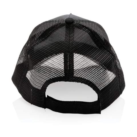 De trucker cap die in de jaren 80 erg populair was, is weer terug en ziet er beter uit dan ooit. Hij ziet er niet alleen beter uit, maar vertelt ook een echt duurzaam verhaal! Deze trucker cap met 5 panelen en gebogen klep is gemaakt van geborsteld gerecycled katoen van 190 gram voorzien van AWARE™ -tracertechnologie. Met AWARE™ zijn het gebruik van echte gerecyclede stoffen en claims over watervermindering gegarandeerd. Bespaar water en gebruik echte gerecyclede stoffen. Kies je voor dit artikel dan bespaar je 83 liter water. Met de focus op water wordt 2% van de opbrengst van elk verkocht Impact-product gedoneerd aan Water.org. De truckercap heeft een achterkant van rpet mesh met klittenbandsluiting. Waterbesparing is gebaseerd op cijfers in vergelijking met conventionele vezels. Deze berekende indicatie is gebaseerd op betrouwbare LCA-gegevens zoals gepubliceerd door Textile Exchange in hun Material Snapshots 2016.