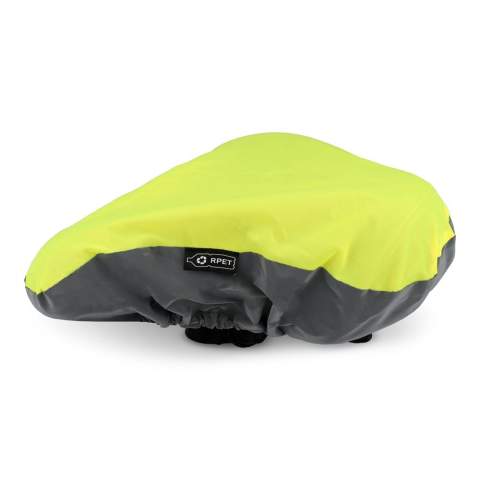 Housse de selle de vélo fabriquée à partir de PET recyclé et dotée d'une section réfléchissante pour une meilleure visibilité par faible luminosité. Facile à attacher à l'aide d'un élastique, elle s'adapte à la plupart des selles standard. Le choix idéal pour protéger votre selle de la pluie et de l'usure. Déperlant.