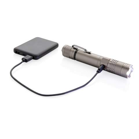 Lampe de poche 3W en aluminium, 130 lumens,  éclairage allant jusqu'à 200 mètres. Inclus 3 modes d'éclairage : puissant, léger et clignotant. Son indice IPX 4 permet de l'utiliser même en cas de mauvais temps. Batterie au lithium de 2200 mAh permettant une utilisation jusqu'à 8 heures et peut être rechargée plusieurs fois ce qui évite de changer de piles et en fait une lampe eco Le temps de charge est d'environ 2 heures. Câble micro USB inclus.<br /><br />Lightsource: LED<br />LightsourceQty: 1