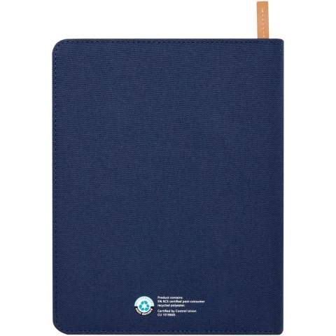 Le porte-document Nomumi A5 avec coins arrondis constitue un accessoire de bureau pratique en plastique recyclé. Comprend 64 feuilles lignées de couleur crème de 80 g/m2, une fermeture à glissière, une boucle pour stylo et une pochette accordéon.