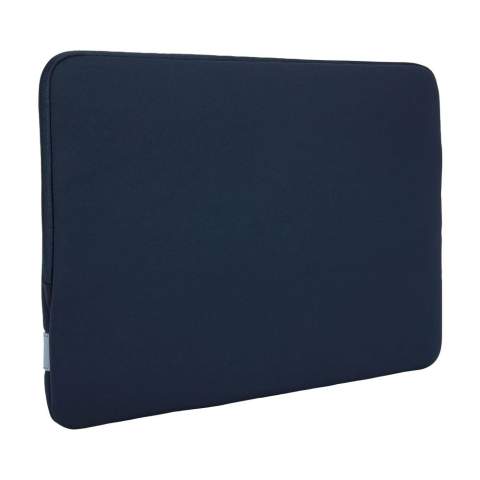 Stevige 14 inch laptophoes van het merk Case Logic. Deze dunne, polyester hoes is gemaakt van hoge kwaliteit traagschuim (6 mm dik) en biedt eersteklas bescherming. De zachte, pluche binnenvoering beschermt de laptop tegen krassen. De hoes is voorzien van een handige, asymmetrische opening met ritssluiting.
