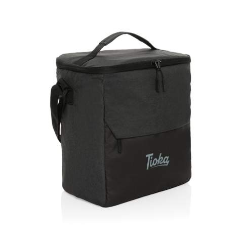 Le sac isotherme Kazu en rPET AWARE™ offre style et fonctionnalité. Fabriqué à partir de matériaux recyclés, il est doté d'un spacieux compartiment principal pour glacière pouvant contenir jusqu'à 12 canettes et d'une poche frontale zippée pour plus de rangement. Le sac est doté d'une poignée supérieure et d'une bandoulière réglable. Fabriqué à partir de polyester 100 % recyclé avec le traceur AWARE™. 2 % des recettes de chaque produit vendu avec AWARE™ seront reversés à Water.org.<br /><br />PVC free: true