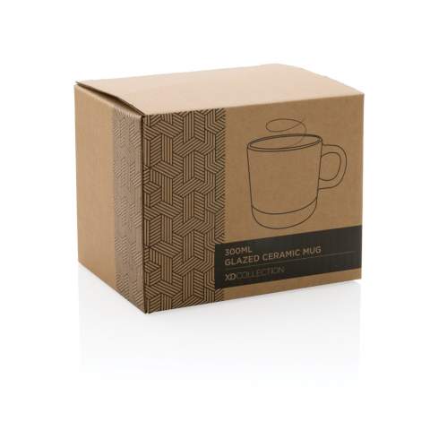 Mug 360 ml en céramique au corps émaillé et base cuite naturelle. En raison des variations naturelles de l'argile utilisée pour la construction, chaque mug est unique. Livré dans une boîte cadeau kraft.