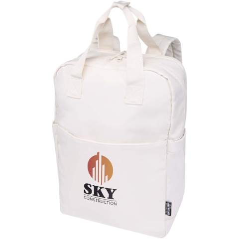 Der recycelte Trip Aware™ Laptop-Rucksack ist ein kompakter, leichter Begleiter für strukturierte Reisen und den Alltag. Hergestellt aus strapazierfähigem 290D-Twill-Polyester mit weicher gestrickter Rückseite und RPET 210D/PU Kunststoff-Futter, vereint er Funktionalität mit einem klaren, praktischen Design. Zwei Seitentaschen für Flaschen, Tragegriffe und gepolsterte Schulterriemen sorgen für Komfort. Die Fronttasche mit Reißverschluss bietet Platz für einen Reisepass, Stifte und ein Schlüsselband. Im Hauptfach ist Platz für ein Notebook oder Tablet. Ein separates 14" Laptopfach und ein Trolleyband machen ihn ideal für unterwegs. Jeder Artikel wird außerdem mit einem Aware™ Tracer geliefert. Diese innovative Funktion ermöglicht es den Nutzern, die Herkunft und den Weg ihres Artikels mithilfe eines QR-Codes nachzuvollziehen, wodurch die Transparenz der Lieferkette erhöht und eine stärkere Verbindung zwischen dem Produkt und seinem Herstellungsprozess fördert. Fassungsvermögen: 9 Liter.