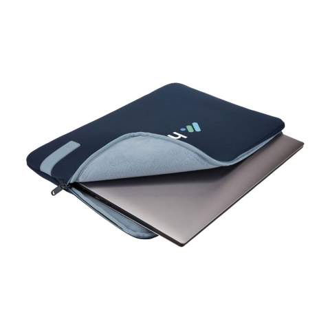 Stevige 14 inch laptophoes van het merk Case Logic. Deze dunne, polyester hoes is gemaakt van hoge kwaliteit traagschuim (6 mm dik) en biedt eersteklas bescherming. De zachte, pluche binnenvoering beschermt de laptop tegen krassen. De hoes is voorzien van een handige, asymmetrische opening met ritssluiting.