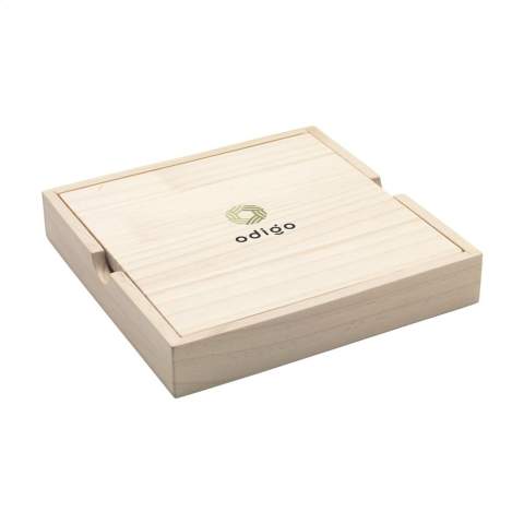 Plateau de jeu Sudoku de luxe avec couvercle, en bois de pin FSC 100% certifié. Le couvercle fait également office de plateau de jeu. Les 81 pions qui l'accompagnent sont numérotés et peuvent être rangés dans la boîte de jeu à 9 compartiments. Env. 10 cartes à jouer et règle du jeu incluses. Chaque article est fourni dans une boite individuelle en papier kraft marron.