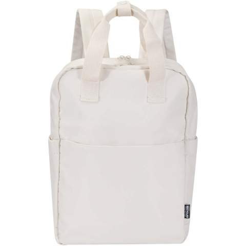 Der recycelte Trip Aware™ Laptop-Rucksack ist ein kompakter, leichter Begleiter für strukturierte Reisen und den Alltag. Hergestellt aus strapazierfähigem 290D-Twill-Polyester mit weicher gestrickter Rückseite und RPET 210D/PU Kunststoff-Futter, vereint er Funktionalität mit einem klaren, praktischen Design. Zwei Seitentaschen für Flaschen, Tragegriffe und gepolsterte Schulterriemen sorgen für Komfort. Die Fronttasche mit Reißverschluss bietet Platz für einen Reisepass, Stifte und ein Schlüsselband. Im Hauptfach ist Platz für ein Notebook oder Tablet. Ein separates 14" Laptopfach und ein Trolleyband machen ihn ideal für unterwegs. Jeder Artikel wird außerdem mit einem Aware™ Tracer geliefert. Diese innovative Funktion ermöglicht es den Nutzern, die Herkunft und den Weg ihres Artikels mithilfe eines QR-Codes nachzuvollziehen, wodurch die Transparenz der Lieferkette erhöht und eine stärkere Verbindung zwischen dem Produkt und seinem Herstellungsprozess fördert. Fassungsvermögen: 9 Liter.