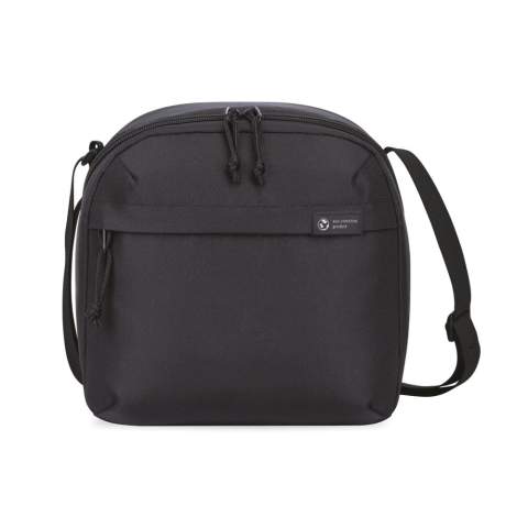 Een moderne en duurzame update van een klassieke lunchtas, gemaakt van gerecycled stof en webbing van plastic flessen. Voorvak met rits voor het opbergen van accessoires. Dubbele ritsopening in een schuine hoek naar het geïsoleerde hoofdcompartiment. Verstelbare, ambidextrous schouderriem voor gepersonaliseerd dragen. Geschikt voor 9 blikjes. Beschikbaar aan beide zijden van de Atlantische Oceaan. Dit item wordt in de VS en Canada ook aangeboden door Gemline.<br /><br />PVC free: true