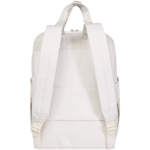 Der recycelte Trip Aware™ Laptop-Rucksack ist ein kompakter, leichter Begleiter für strukturierte Reisen und den Alltag. Hergestellt aus strapazierfähigem 290D-Twill-Polyester mit weicher gestrickter Rückseite und RPET 210D/PU Kunststoff-Futter, vereint er Funktionalität mit einem klaren, praktischen Design. Zwei Seitentaschen für Flaschen, Tragegriffe und gepolsterte Schulterriemen sorgen für Komfort. Die Fronttasche mit Reißverschluss bietet Platz für einen Reisepass, Stifte und ein Schlüsselband. Im Hauptfach ist Platz für ein Notebook oder Tablet. Ein separates 14" Laptopfach und ein Trolleyband machen ihn ideal für unterwegs. Jeder Artikel wird außerdem mit einem Aware™ Tracer geliefert. Diese innovative Funktion ermöglicht es den Nutzern, die Herkunft und den Weg ihres Artikels mithilfe eines QR-Codes nachzuvollziehen, wodurch die Transparenz der Lieferkette erhöht und eine stärkere Verbindung zwischen dem Produkt und seinem Herstellungsprozess fördert. Fassungsvermögen: 9 Liter.