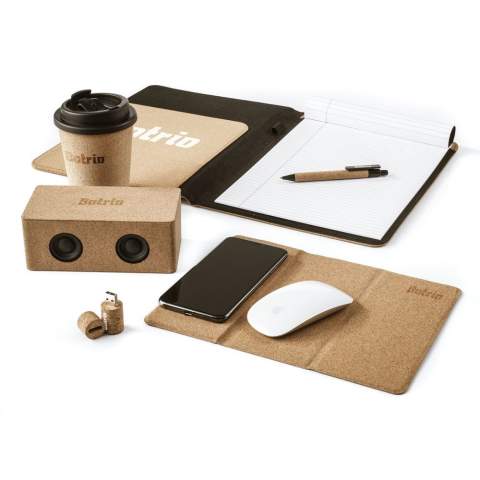 WoW! Conference/document in A4 format. With FSC Mix certified cork cover and a pocket. Inside lined with non-woven material. Includes a pad with 30 sheets of lined paper and a blue ink ballpoint pen made from  cork and wheat straw.