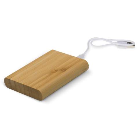 Powerbank mit einer Kapazität von 5.000mAh und einem Gehäuse aus FSC-zertifiziertem Bambusholz. Das Aufladen von Smartphones oder anderen mobilen Endgeräten ist aufgrund der kompakten Größe sehr einfach. Verbinden Sie einfach das zu ladende Gerät mit dem richtigen Ladekabel mit der Powerbank, und schon startet der Ladevorgang. Verpackt in einer Geschenkbox, inkl. einem Ladekabel für die Powerbank. 