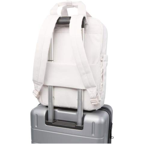 Der recycelte Trip Aware™ Laptop-Rucksack ist ein kompakter, leichter Begleiter für strukturierte Reisen und den Alltag. Hergestellt aus strapazierfähigem 290D-Twill-Polyester mit weicher gestrickter Rückseite und RPET 210D/PU Kunststoff-Futter, vereint er Funktionalität mit einem klaren, praktischen Design. Zwei Seitentaschen für Flaschen, Tragegriffe und gepolsterte Schulterriemen sorgen für Komfort. Die Fronttasche mit Reißverschluss bietet Platz für einen Reisepass, Stifte und ein Schlüsselband. Im Hauptfach ist Platz für ein Notebook oder Tablet. Ein separates 14" Laptopfach und ein Trolleyband machen ihn ideal für unterwegs. Jeder Artikel wird außerdem mit einem Aware™ Tracer geliefert. Diese innovative Funktion ermöglicht es den Nutzern, die Herkunft und den Weg ihres Artikels mithilfe eines QR-Codes nachzuvollziehen, wodurch die Transparenz der Lieferkette erhöht und eine stärkere Verbindung zwischen dem Produkt und seinem Herstellungsprozess fördert. Fassungsvermögen: 9 Liter.
