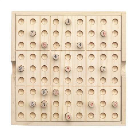 Plateau de jeu Sudoku de luxe avec couvercle, en bois de pin FSC 100% certifié. Le couvercle fait également office de plateau de jeu. Les 81 pions qui l'accompagnent sont numérotés et peuvent être rangés dans la boîte de jeu à 9 compartiments. Env. 10 cartes à jouer et règle du jeu incluses. Chaque article est fourni dans une boite individuelle en papier kraft marron.