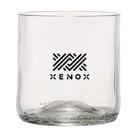 Een design drinkglas gemaakt van een geupcyclede wijnfles. Een uniek glas van het merk Rebottled®, waarin je direct de oorspronkelijke wijnfles herkent. Het glas ligt lekker in de hand en heeft een gladde afwerking. Van hoge kwaliteit en geschikt voor water, frisdrank of wijn. Vaatwasserbestendig tot 60C°. Voor behoud van de opdruk wordt met de hand afwassen aanbevolen. Per stuk geleverd in een originele geschenkverpakking van gerecycled FSC® gecertificeerd karton. Dutch design. Made in Holland. Inhoud ca. 250 ml. Bedrukking alleen mogelijk in de kleur zwart of wit.     Rebottled® upcyclet lege wijnflessen tot 100% circulaire design items.