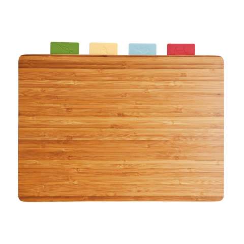 Set de 4 planches à découper (vert, jaune, bleu, rouge) en PP, avec une icône indiquant quel type d’aliment utiliser, passable au lave vaisselle. Celles-ci peuvent être rangées dans ce support en bambou, utilisable aussi en tant que planche à découper (dimensions: 35x25cm).