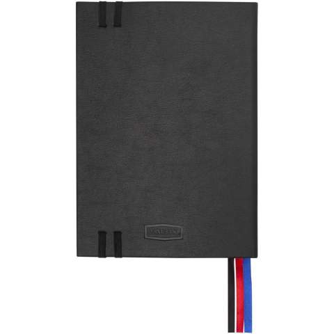 Das Alder A5-Notizbuch besteht aus recyceltem Kunststoff in Lederoptik und enthält 192 Seiten cremefarbenes 80-g/m²-Papier im Tagesplaner-Layout – ideal zum Führen eines Tagebuchs und zur täglichen Organisation. Es ist mit zwei elastischen Bändern, drei farbigen Lesebändchen (schwarz, rot und blau), 200 kleinen Haftnotizen in fünf Farben (je 40 Stück) und einer praktischen Papierstecktasche für lose Zettel ausgestattet. Mit einem geprägten JournalBooks-Logo auf der Rückseite versehen und in einer weißen Papierhülle verpackt.
