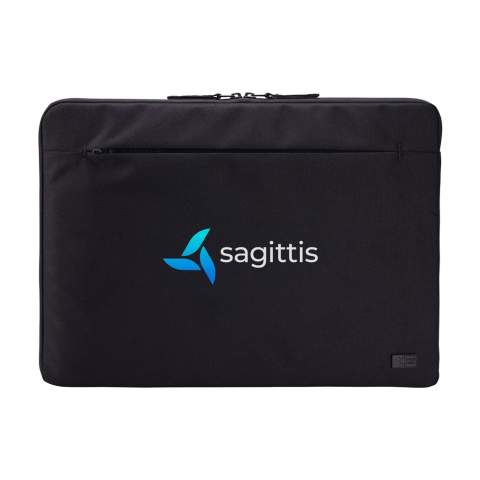 Housse robuste pour ordinateur portable de 15,6 pouces de la marque Case Logic. Fabriquée à partir de 72% de matériaux recyclés : extérieur en polyester 600D 100% recyclé avec revêtement déperlant sans PFAS, et doublure en polyester 150D recyclé. L'ouverture aux trois quarts, très pratique, peut être fermée par une fermeture à glissière YKK. L'attache de la fermeture éclair est composée à 86% de matériaux recyclés. Le compartiment principal est doté d'une couche de protection en mousse (10 mm d'épaisseur) qui permet de transporter un ordinateur portable en toute sécurité. La poche frontale zippée est idéale pour ranger les cordons et les petits accessoires. Les matériaux recyclés garantissent une longue durée de vie.