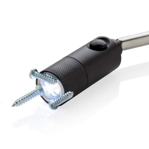 Lampe de travail magnétique avec trois LED qui peut être fixée sur n’importe quelle surface métallique pour un éclairage optimal. Cette lampe torche en aluminium vous permet de la faire passer de sa taille normale de 17 cm à 58 cm, pour atteindre des endroits difficiles. Lorsque la lampe est rallongée, la tête pivote et peut être réglée dans n’importe quelle direction. Piles incluses.<br /><br />Lightsource: LED<br />LightsourceQty: 3