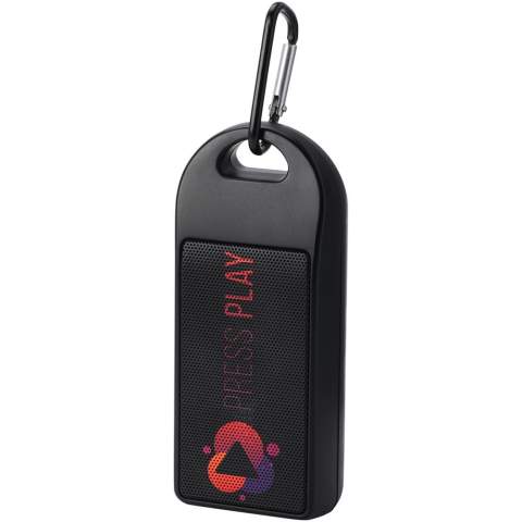 RCS-recycelter 3W Bluetooth® Lautsprecher, der Musik, Podcasts usw. von jedem Bluetooth® fähigen Gerät abspielt und damit ein idealer Begleiter für jede Gelegenheit ist. Dank des mitgelieferten Karabiners lässt sich der Lautsprecher leicht an einem Rucksack befestigen, und die Schutzklasse IPX4 schützt ihn vor gelegentlichem Regen. Genießen Sie dank des 300 mAh Li-Ionen Akkus bis zu 1,5 Stunden Musik bei maximaler Lautstärke. Die Ladezeit beträgt 1,5 Stunden. Bluetooth® 5.0 mit einer Reichweite von ca. 10 Metern. Im Lieferumfang enthalten sind ein Benutzerhandbuch, ein Karabiner, ein 50 cm langes USB-A-auf-Typ-C-Ladekabel, verpackt in einer zu 100 % recycelten Box.
