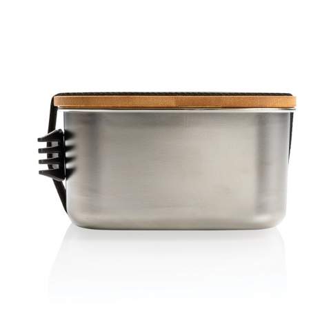 Geniet onderweg van een gezonde, zorgeloze lunch met de strak ogende roestvrijstalen lunchbox met bamboe deksel. Inclusief handige elastische band en spork. De broodtrommel kan niet in de magnetron en oven. Alleen handwas. Inhoud 0,9 liter.