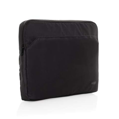 Bescherm je laptop in stijl met de Swiss Peak Aware™ RPET Essential 15,6 inch laptopsleeve. Gemaakt van 100% rPET met een bijpassende rPET voering, zorgt deze slanke en moderne sleeve ervoor dat je laptop veilig blijft terwijl hij een professionele uitstraling behoudt. Het beschikt over een voorvak met ritssluiting voor gemakkelijke toegang tot je essentiële spullen en een hoofdvak dat moderne 15,6-inch laptops veilig opbergt. De duurzame Swiss Peak-ritsen zorgen voor een soepele werking, waardoor het de ideale keuze is voor mensen die onderweg zijn. Perfect voor zakelijke professionals, biedt deze laptopsleeve zowel functionaliteit als stijl. Gemaakt met gerecycled polyester met de AWARE™ tracer. 2% van de opbrengst van elk product dat met AWARE™ wordt verkocht, gaat naar Water.org. PVC-vrij.<br /><br />FitsLaptopTabletSizeInches: 15.6<br />PVC free: true