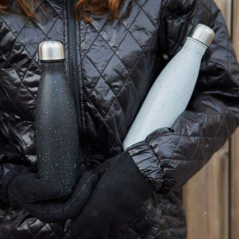 Sagaforms stilvollste Flasche in Schwarz und Weiß. Die fortschrittliche Vakuumkonstruktion mit zwei Stahlwänden und einer Kupferbeschichtung sorgt für eine hervorragende Isolierung ohne Kondensation. Die Flasche kann Getränke bis zu 24 Stunden lang eiskalt oder bis zu 12 Stunden lang heiß halten.