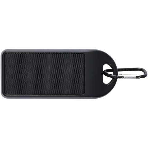 RCS-recycelter 3W Bluetooth® Lautsprecher, der Musik, Podcasts usw. von jedem Bluetooth® fähigen Gerät abspielt und damit ein idealer Begleiter für jede Gelegenheit ist. Dank des mitgelieferten Karabiners lässt sich der Lautsprecher leicht an einem Rucksack befestigen, und die Schutzklasse IPX4 schützt ihn vor gelegentlichem Regen. Genießen Sie dank des 300 mAh Li-Ionen Akkus bis zu 1,5 Stunden Musik bei maximaler Lautstärke. Die Ladezeit beträgt 1,5 Stunden. Bluetooth® 5.0 mit einer Reichweite von ca. 10 Metern. Im Lieferumfang enthalten sind ein Benutzerhandbuch, ein Karabiner, ein 50 cm langes USB-A-auf-Typ-C-Ladekabel, verpackt in einer zu 100 % recycelten Box.