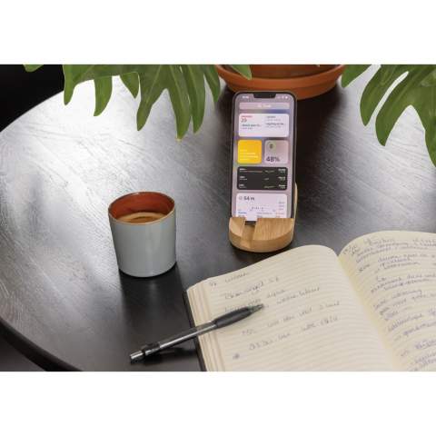 Telefoonstandaard gemaakt van volledig natuurlijk bamboe. Perfect voor op je bureau of als je thuis werkt. De standaard is geschikt voor de meeste mobiele apparaten en tablets. De kortere groef is geoptimaliseerd voor mobiele telefoons en de langere voor tablets.