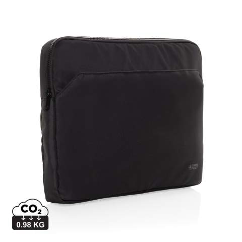 Bescherm je laptop in stijl met de Swiss Peak Aware™ RPET Essential 15,6 inch laptopsleeve. Gemaakt van 100% rPET met een bijpassende rPET voering, zorgt deze slanke en moderne sleeve ervoor dat je laptop veilig blijft terwijl hij een professionele uitstraling behoudt. Het beschikt over een voorvak met ritssluiting voor gemakkelijke toegang tot je essentiële spullen en een hoofdvak dat moderne 15,6-inch laptops veilig opbergt. De duurzame Swiss Peak-ritsen zorgen voor een soepele werking, waardoor het de ideale keuze is voor mensen die onderweg zijn. Perfect voor zakelijke professionals, biedt deze laptopsleeve zowel functionaliteit als stijl. Gemaakt met gerecycled polyester met de AWARE™ tracer. 2% van de opbrengst van elk product dat met AWARE™ wordt verkocht, gaat naar Water.org. PVC-vrij.<br /><br />FitsLaptopTabletSizeInches: 15.6<br />PVC free: true