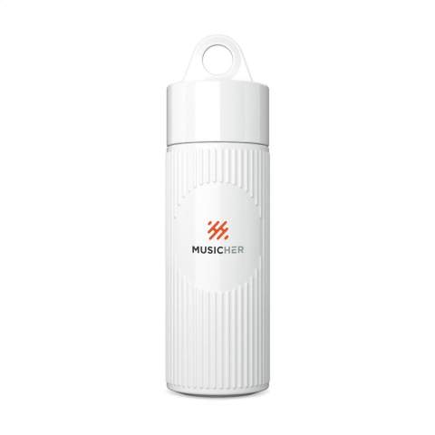 Reusable water bottle from the Join The Pipe brand. This bottle is made from BIO HDPE. This plastic is made from the waste of the sugar cane plant. The bottle has a screw cap and carrying loop. A beautiful 3D ribbed pattern gives the bottle a striking appearance. This bottle has a generous opening for adding ice cubes and making the bottle easy to clean. Leakproof. Dishwasher-safe up to 65°C. Washing by hand is recommended to preserve de print. Capacity 500 ml. Made in Holland.