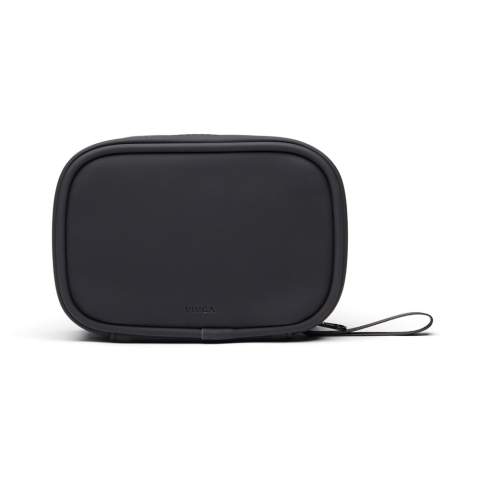 Trousse de premiers secours de la célèbre série Baltimore, conçue pour un usage quotidien et pour l'aventure. Son design compact et sa sangle de transport permettent de l'emporter facilement, que ce soit dans votre sac ou dans la voiture. Elle contient des fournitures essentielles telles que des pansements, des ciseaux, des bandages, des compresses, des lingettes pour les plaies, du ruban adhésif et des gants jetables. Tout ce dont vous avez besoin pour traiter les blessures mineures rapidement et en toute sécurité. Comprend une fermeture à zip SAB durable. Certifié par RCS (Recycled Claim Standard), la certification RCS garantit que l'ensemble de la chaîne d'approvisionnement en matériaux recyclés est certifiée. Ce produit contient 23 % de polyester recyclé certifié RCS.