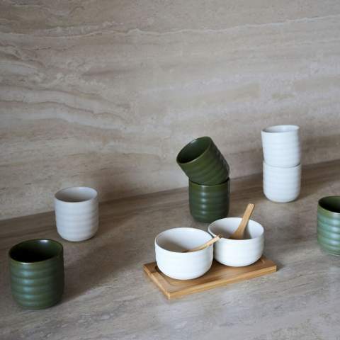 These little Ellen mugs come as a set, along with two spoons on a nice little bamboo tray. The mugs are made of stoneware in a natural beige color. Due to the typical Scandinavian look, you might just want to use the set decoratively. But you prefer to drink your favourite drink from this complete set of two mugs.