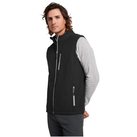 2-layer softshell gillet. Contrasting inverted sealed effect zip with chin protector and puller. Three pockets with combined zip with puller. Elastic drawcord and fasteners on the bottom hem. Water resistant. Wind-proof model. The model is 184 cm and is wearing size L.