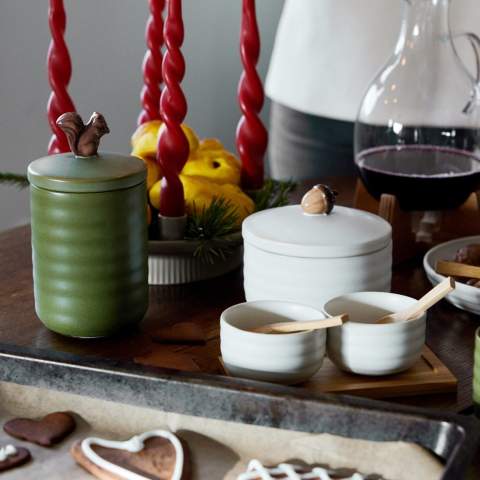 These little Ellen mugs come as a set, along with two spoons on a nice little bamboo tray. The mugs are made of stoneware in a natural beige color. Due to the typical Scandinavian look, you might just want to use the set decoratively. But you prefer to drink your favourite drink from this complete set of two mugs.