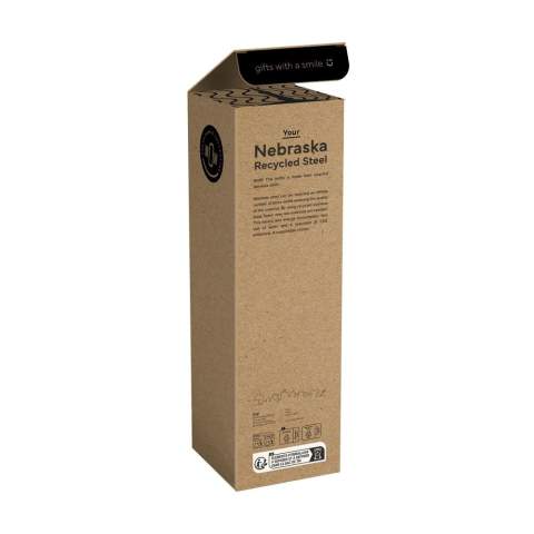 WoW! Enkelwandige, lekvrije waterfles met schroefdop en draagring. Gemaakt van gerecycled RVS. Niet vaatwasserbestendig. RCS-gecertificeerd. Totaal gerecycled materiaal: 75%. Inhoud 800 ml. RVS kan vele malen gerecycled worden terwijl de kwaliteit van het materiaal grotendeels behouden blijft. Door het gebruik van gerecycled RVS worden minder nieuwe grondstoffen gebruikt. Dit betekent minder energieverbruik en minder gebruik van water. Een verantwoorde keuze.