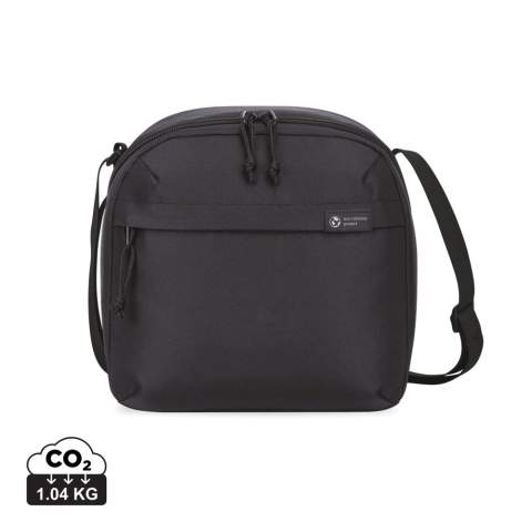 Een moderne en duurzame update van een klassieke lunchtas, gemaakt van gerecycled stof en webbing van plastic flessen. Voorvak met rits voor het opbergen van accessoires. Dubbele ritsopening in een schuine hoek naar het geïsoleerde hoofdcompartiment. Verstelbare, ambidextrous schouderriem voor gepersonaliseerd dragen. Geschikt voor 9 blikjes. Beschikbaar aan beide zijden van de Atlantische Oceaan. Dit item wordt in de VS en Canada ook aangeboden door Gemline.<br /><br />PVC free: true