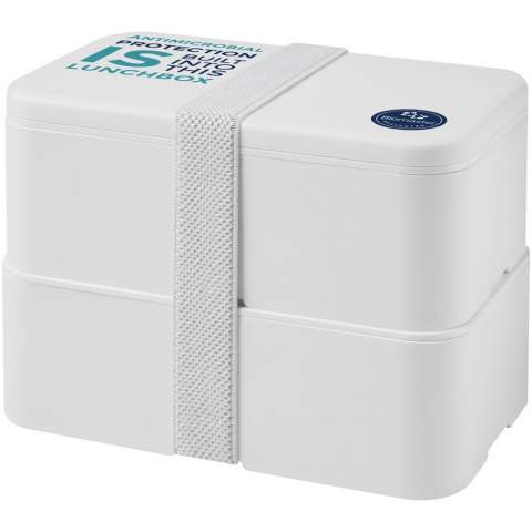 Die MIYO Pure Doppel-Lunchbox verwendet die Biomaster-Technologie, die einen Schutz gegen das Wachstum schädlicher Mikroorganismen auf der Oberfläche der Brotdose bietet, der während der gesamten Lebensdauer des Produkts wirksam ist, ohne die Recyclingfähigkeit zu beeinträchtigen. Sie bietet zwei Behälter mit 700 ml Fassungsvermögen. Der Deckel wird mit einem Band aus recyceltem PET gehalten. Mikrowellengeeignet, spülmaschinenfest, BPA-frei und vollständig recycelbar. Hergestellt in UK und verpackt in einem kompostierbaren Beutel. Sie können Ihr MIYO ganz individuell mit Einzelnamen auf dem Deckel gestalten. Kontaktieren Sie uns bitte für weitere Informationen.