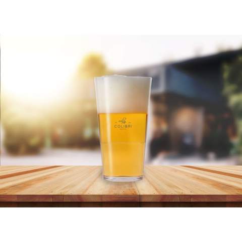 Bierglas aus Kunststoff, der Marke HappyGlass. Stapelbar und somit platzsparend. Hergestellt aus transparentem und BPA-freiem Copolyester Tritan Kunststoff. Leicht und sehr robust. Perfekt geeignet für (Sport)Veranstaltungen, Festivals, Konzerte, bei denen Getränke meist nur in Plastikbechern angeboten werden. Dieses hochwertige Glas kann mehrmals genutzt werden. Dieses Produkt ist spülmaschinenfest. Um den Aufdruck zu erhalten, wird Waschen von Hand empfohlen. Fassungsvermögen: 330 ml.