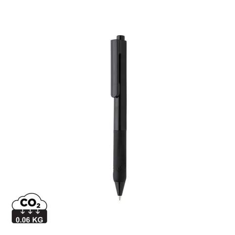 Stylo à bille rétractable en plastique avec grip en silicone pour un confort d’écriture. Encre bleue Dokumental® de fabrication allemande pour +/- 1200m d’écriture et bille en carbure de tungstène assurant une écriture régulière.