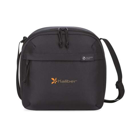 Een moderne en duurzame update van een klassieke lunchtas, gemaakt van gerecycled stof en webbing van plastic flessen. Voorvak met rits voor het opbergen van accessoires. Dubbele ritsopening in een schuine hoek naar het geïsoleerde hoofdcompartiment. Verstelbare, ambidextrous schouderriem voor gepersonaliseerd dragen. Geschikt voor 9 blikjes. Beschikbaar aan beide zijden van de Atlantische Oceaan. Dit item wordt in de VS en Canada ook aangeboden door Gemline.<br /><br />PVC free: true