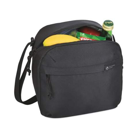 Een moderne en duurzame update van een klassieke lunchtas, gemaakt van gerecycled stof en webbing van plastic flessen. Voorvak met rits voor het opbergen van accessoires. Dubbele ritsopening in een schuine hoek naar het geïsoleerde hoofdcompartiment. Verstelbare, ambidextrous schouderriem voor gepersonaliseerd dragen. Geschikt voor 9 blikjes. Beschikbaar aan beide zijden van de Atlantische Oceaan. Dit item wordt in de VS en Canada ook aangeboden door Gemline.<br /><br />PVC free: true
