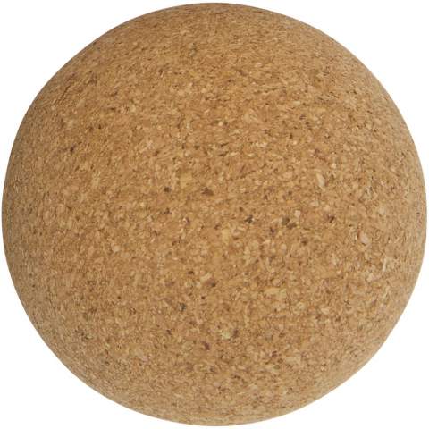Yoga-Ball aus Kork. Kork ist ein natürliches Material, das aus der Rinde der Korkeiche gewonnen wird. Aufgrund der einzigartigen Eigenschaften, wie zum Beispiel das geringe Gewicht, die Langlebigkeit, die Nachhaltigkeit und die rutschfeste Oberfläche, wird Kork häufig für verschiedene Produkte verwendet. Die natürliche Textur des Balls sorgt für ausgezeichnete Griffigkeit, selbst wenn der Ball während der Yoga-Übungen durch Schwitzen leicht feucht wird. Durchmesser: 6,5 cm. Der Beutel ist aus recyceltem Polyester hergestellt.