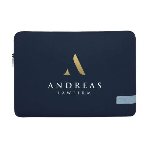 Stevige 15,6  inch laptophoes van het merk Case Logic. Deze dunne, polyester hoes is gemaakt van hoge kwaliteit traagschuim (6 mm dik) en biedt eersteklas bescherming. De zachte, pluche binnenvoering beschermt de laptop tegen krassen. De hoes is voorzien van een handige, asymmetrische opening met ritssluiting.